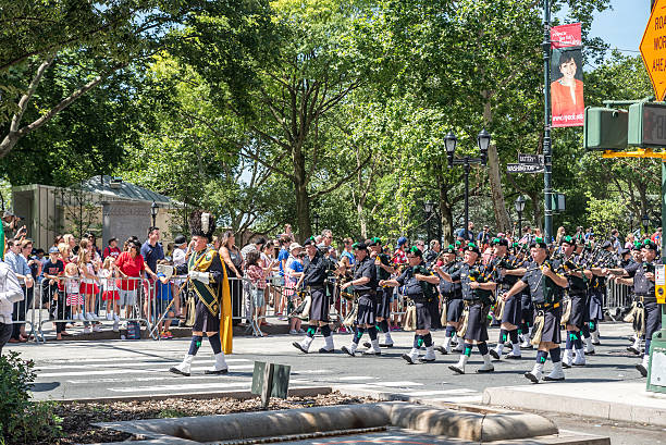 feier der us women's world cup-gewinner in new york - football police officer crowd stock-fotos und bilder