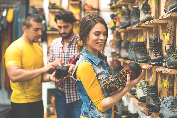 menschen im schuhgeschäft - shoe store sales clerk customer stock-fotos und bilder