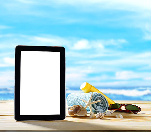 komputer typu tablet na piaszczystej plaży - digital tablet beach digital display pc zdjęcia i obrazy z banku zdjęć