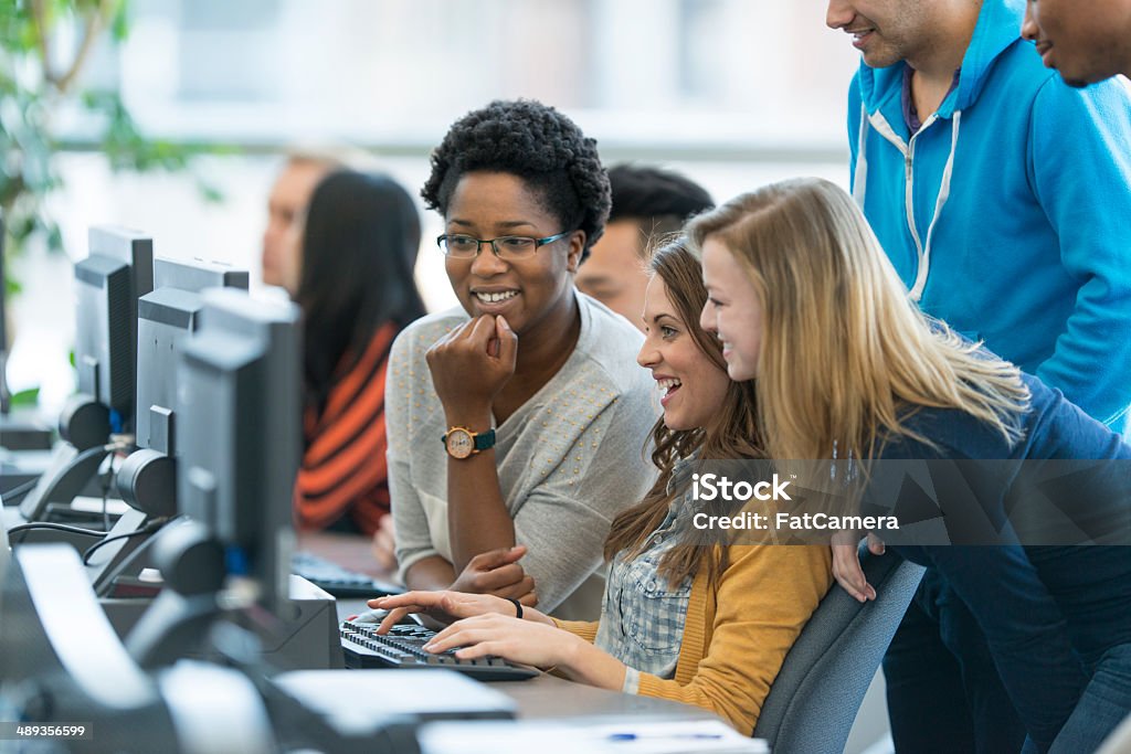 Studenten, die auf Computern - Lizenzfrei Computerlabor Stock-Foto