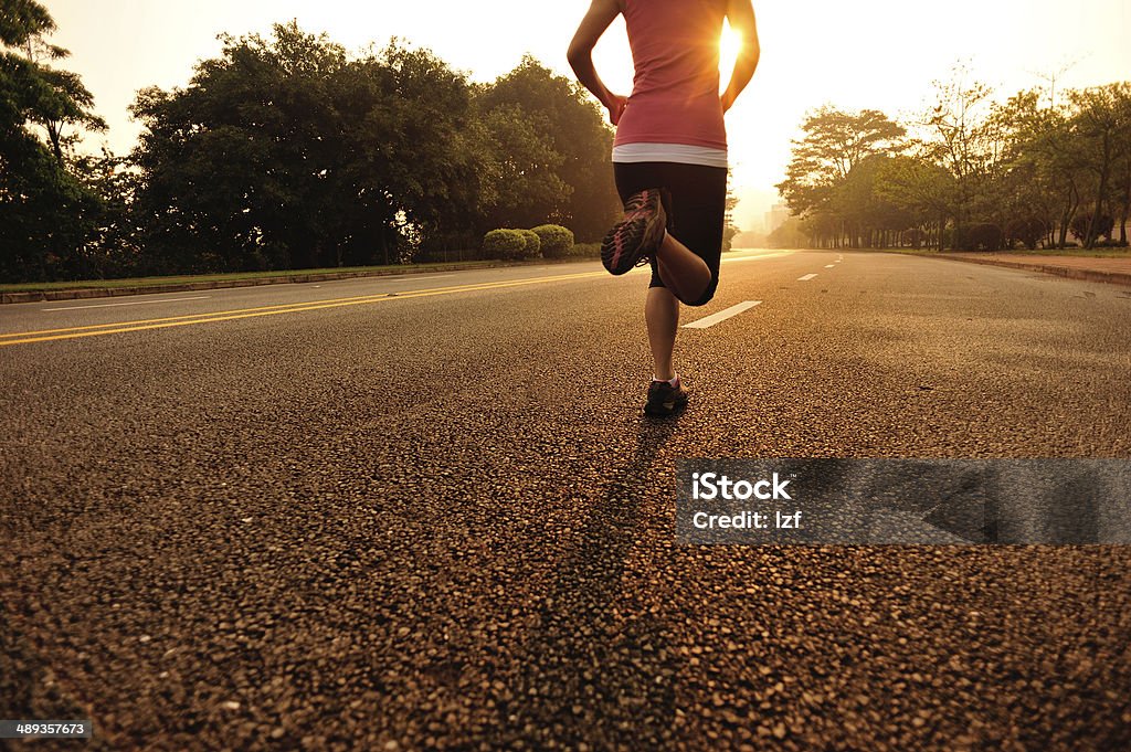Mujer correr en camino - Foto de stock de Actividad libre de derechos