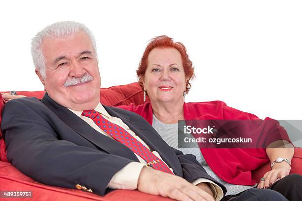 Стильные Пожилая Пара В Красный — стоковые фотографии и другие картинки Активный пенсионер - Активный пенсионер, Белый фон, Близость