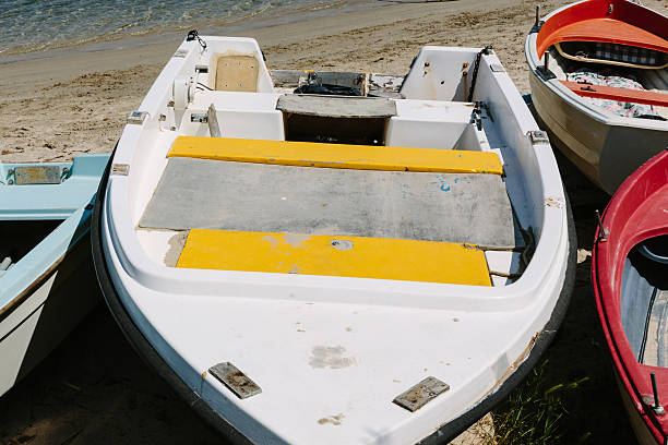 보트 해변 - rowboat nautical vessel stern wood 뉴�스 사진 이미지