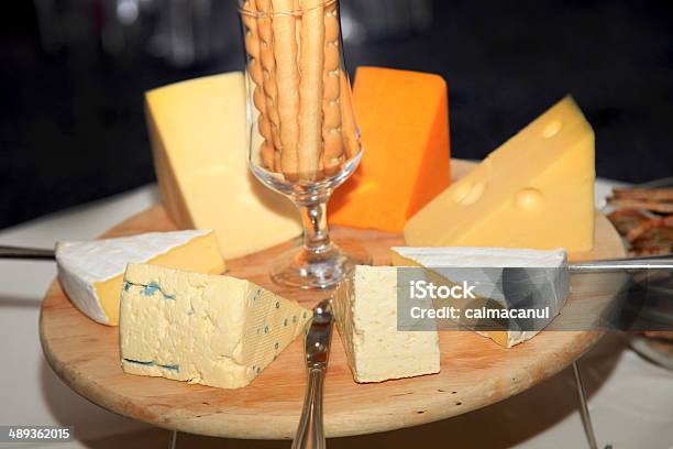 Сырная Тарелка — стоковые фотографии и другие картинки Камамбер - Камамбер, Сыр Гауда, Чеддар - сыр