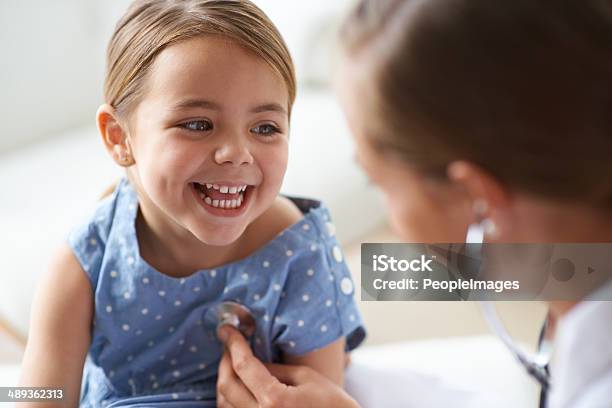 Das Kitzelt Stockfoto und mehr Bilder von Kind - Kind, Arzt, Kinderarzt