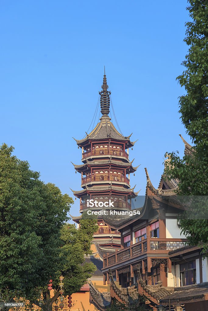 Z pagoda z Nanchan Świątynia w sunrise, Wuxi, Chiny - Zbiór zdjęć royalty-free (Architektura)