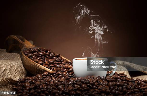 Weiße Tasse Kaffee Mit Kaffeebohnen Auf Dunklem Hintergrund Stockfoto und mehr Bilder von Kaffee - Getränk