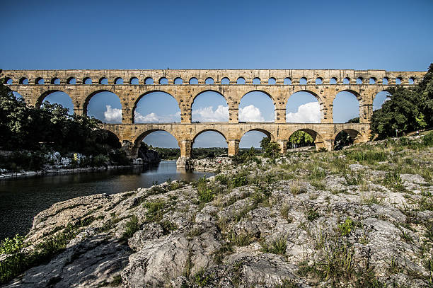 pont du gard en provence, francia - aqueduct roman ancient rome pont du gard fotografías e imágenes de stock