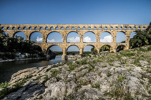 pont du gard in provenza, francia - aqueduct roman ancient rome pont du gard foto e immagini stock
