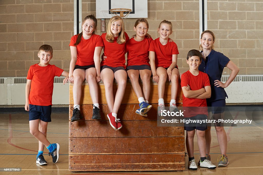 Retrato de Equipo de gimnasio escolar estar en saltar el potro de caballos - Foto de stock de Educacion fisica libre de derechos
