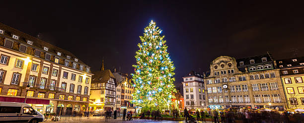 クリスマスツリーのストラスブール、「キャピタルのクリスマスます。2014 -als - strasbourg france cathedrale notre dame cathedral europe ストックフォトと画像