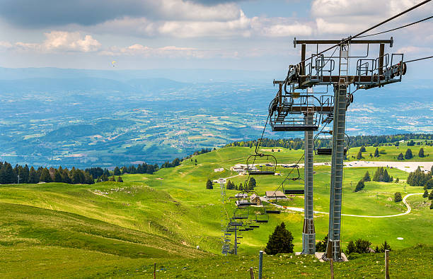 estación de esquí de semnoz en alpes franceses en la primavera - overhead cable car summer ski lift scenics fotografías e imágenes de stock