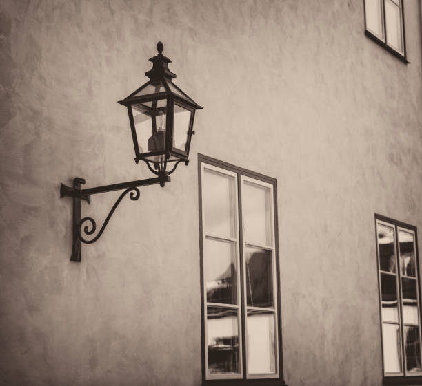 vecchia dismessa lampada in casa di mattoni - mullion windows foto e immagini stock