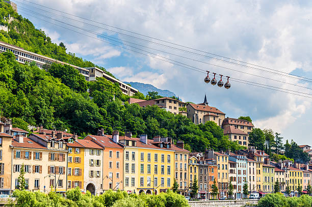 funivia che conduce al stronghold bastille a grenoble - rhone bridge foto e immagini stock