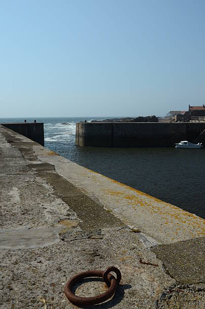 cellardyke ハーバー - scotland fife firth of forth waterbreak ストックフォトと画像