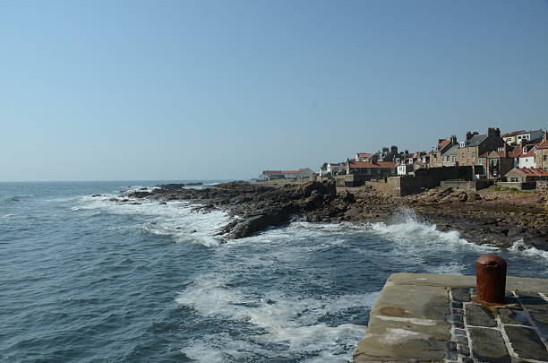 海岸で cellardyke - scotland fife firth of forth waterbreak ストックフォトと画像