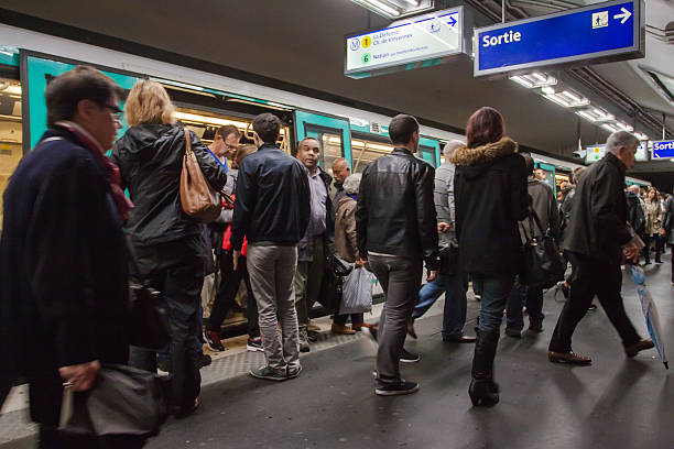 metropolitana di parigi - théâtre du châtelet foto e immagini stock