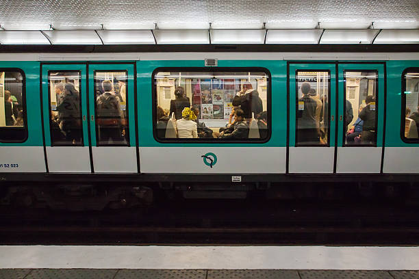 metropolitana di parigi - théâtre du châtelet foto e immagini stock