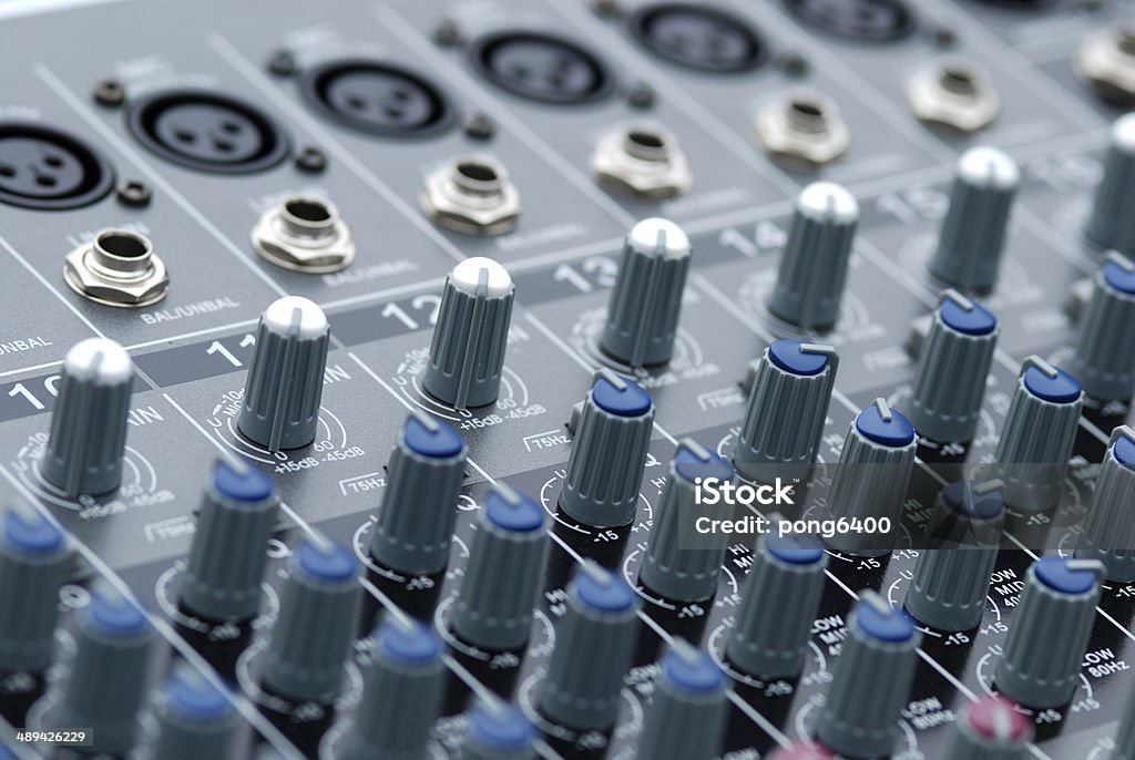 Mezcla de mesa de mezclas de Audio. - Foto de stock de Ajustar libre de derechos