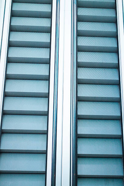 escadas rolantes - escalator shopping mall shopping transparent imagens e fotografias de stock