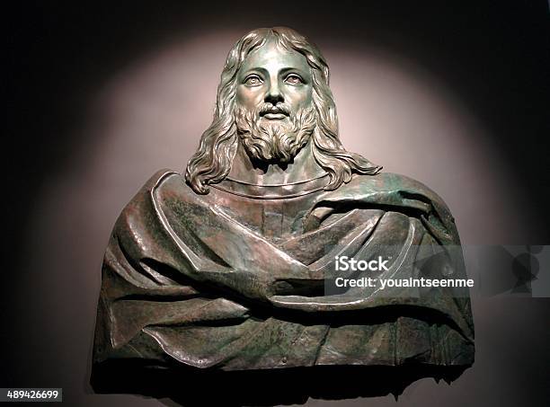 Бронзовый Рисунок Иисуса Христа St Johns Coсобор Валлетта Мальта — стоковые фотографии и другие картинки Бронза