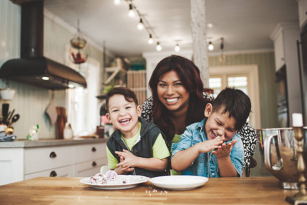 family in the kitchen baking - jongen peuter eten stockfoto's en -beelden