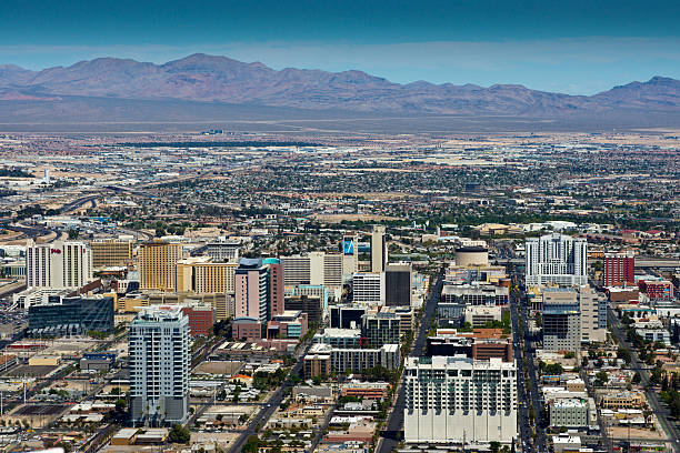 vista aérea do centro da cidade de las vegas - mirage hotel imagens e fotografias de stock