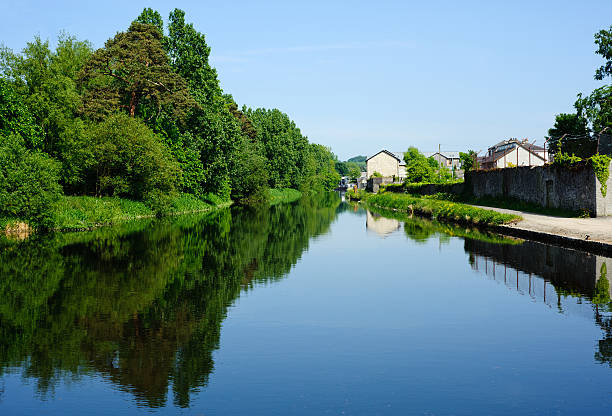 運河の眺めで夏の - carlow ストックフォトと画像