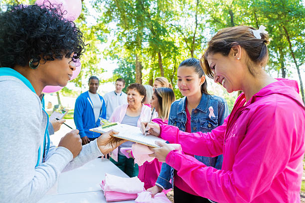 plusieurs personnes, inscription pour une œuvre de charité de sensibilisation au cancer du sein de course - beautiful caucasian teenager running photos et images de collection