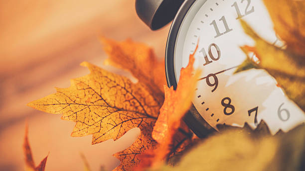 l'automne est le temps de remonter le temps. tm - clock time alarm clock orange photos et images de collection