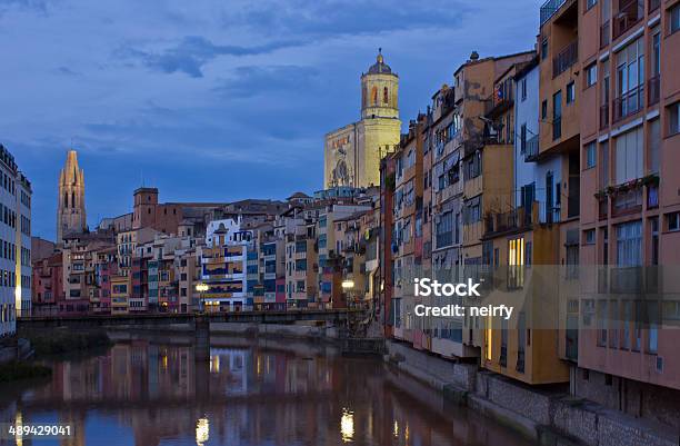 Cidade Velha De Girona Espanha - Fotografias de stock e mais imagens de Arquitetura - Arquitetura, Campanário - Torre, Cidade Pequena