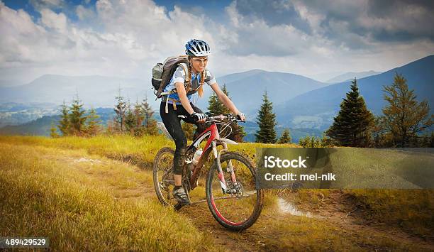 Bicicleta De Montaña Foto de stock y más banco de imágenes de Ciclismo de montaña - Ciclismo de montaña, Mujeres, Una sola mujer