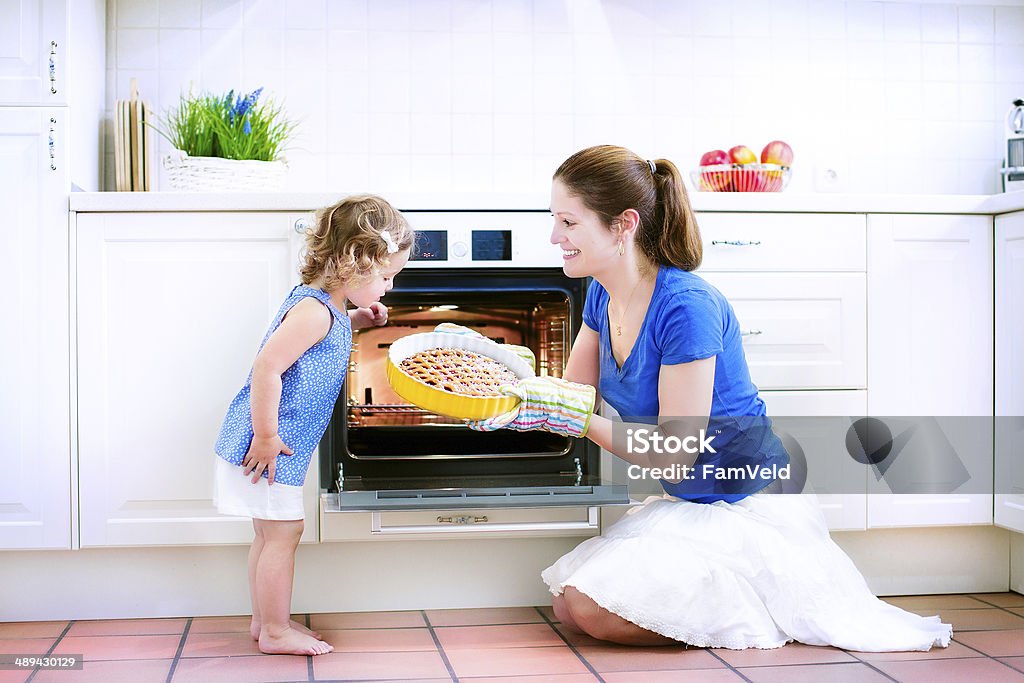 Mutter und baby Tochter Kochen einen Kuchen - Lizenzfrei Alleinerzieherin Stock-Foto