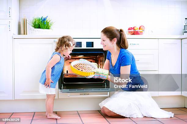 Mutter Und Baby Tochter Kochen Einen Kuchen Stockfoto und mehr Bilder von Alleinerzieherin - Alleinerzieherin, Apfel, Ausrüstung und Geräte