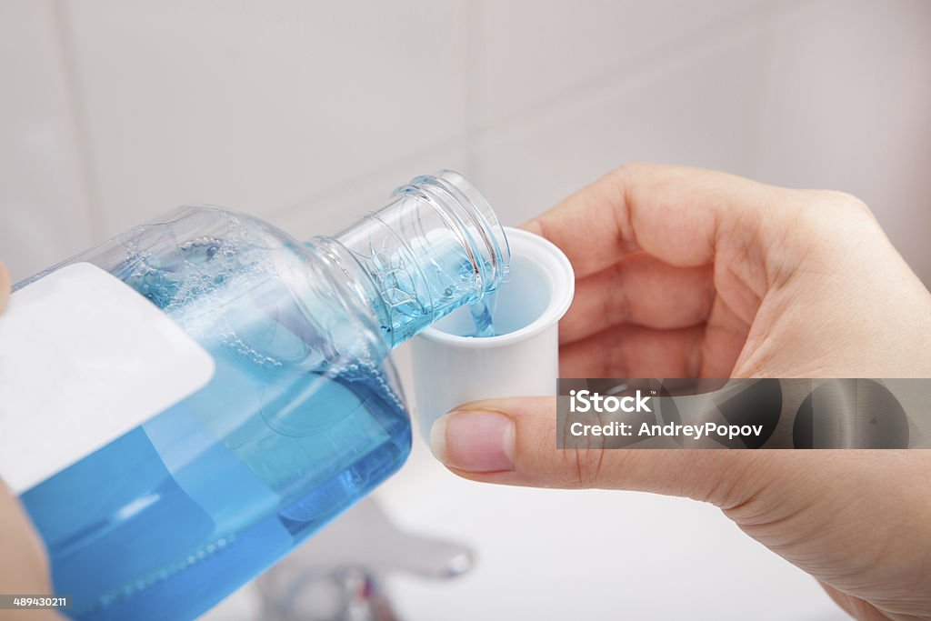 Person Pouring Liquid In Container - Royalty-free Mondwater Stockfoto