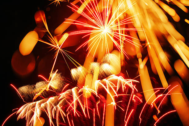 rosso fuochi d'artificio con candela magica - firework display pyrotechnics celebration fourth of july foto e immagini stock