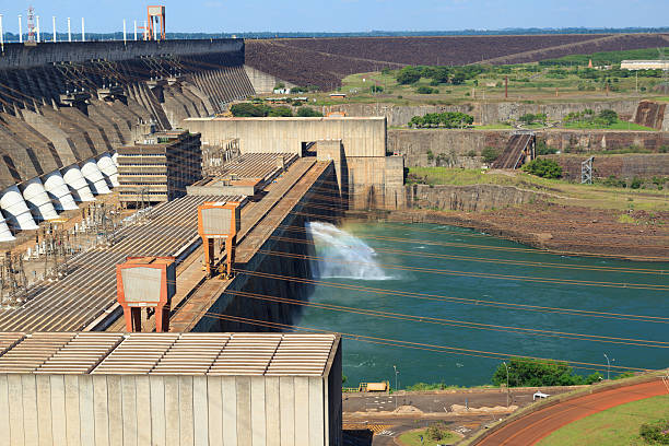 гидроэлектростанция итайпу плотины, бразилия, парагвай - hydroelectric power station фотографии стоковые фото и изображения