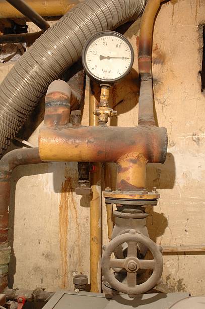 istock Old gauge, valve and heating pipes 489431917