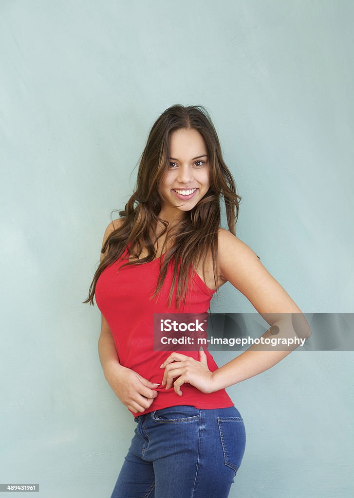 Tilskud Ritual Advarsel Pretty Young Woman Smiling In Red Shirt And Blue Jeans Stock Photo -  Download Image Now - iStock