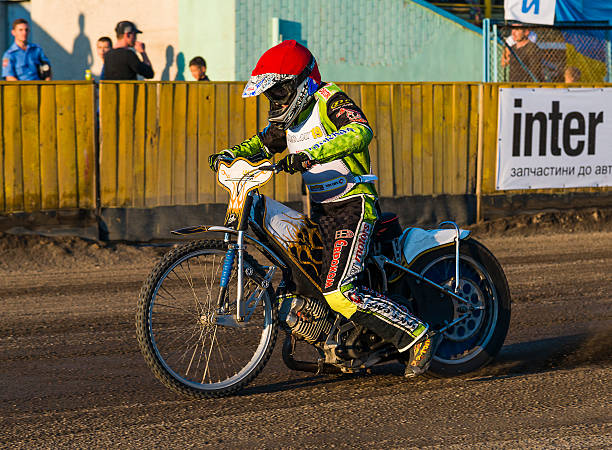 inconnu avenant se prépare pour le départ - motor racing track motorcycle sports race competition photos et images de collection