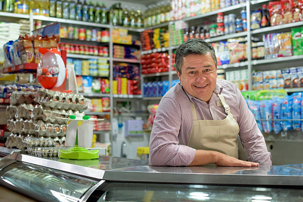 sklepikarz w lokalnym sklepie spożywczym - warzywniak zdjęcia i obrazy z banku zdjęć