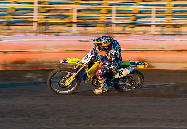 desconocido rider supera la pista - action off road vehicle motocross cycle fotografías e imágenes de stock