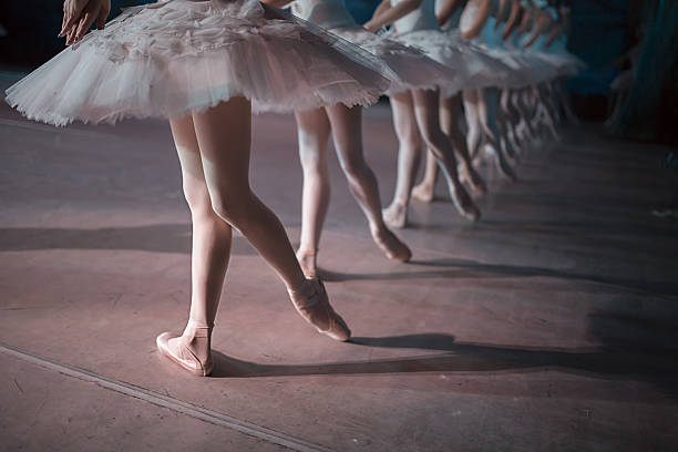 tänzer tanzen auf weiß ballettröckchen synchronisiert - balletttänzer stock-fotos und bilder