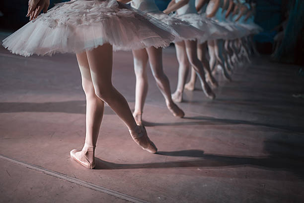 นักเต้นใน tutu สีขาวประสานการเต้นรํา - ballet dancer ภาพสต็อก ภาพถ่ายและรูปภาพปลอดค่าลิขสิทธิ์