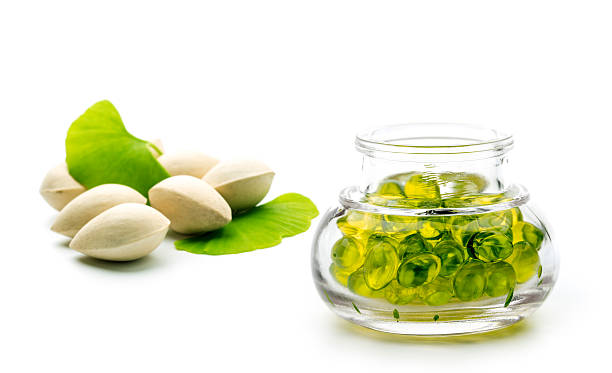 ginkgo biloba lsupplemental kapseln - herbal medicine ginkgo herb capsule stock-fotos und bilder