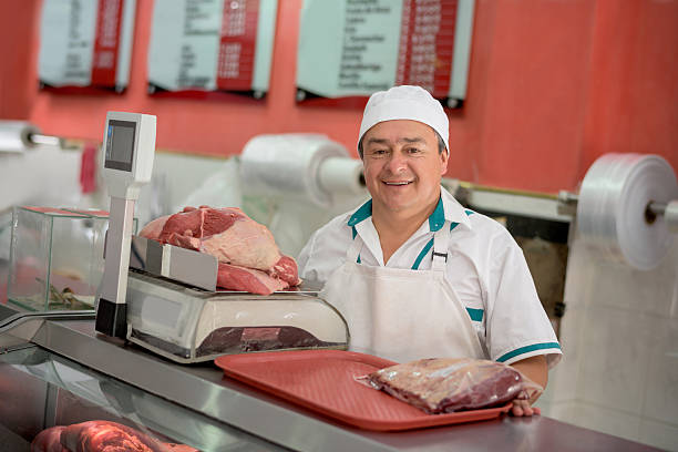 imprenditore che lavora nella macelleria - meat supermarket butchers shop market foto e immagini stock