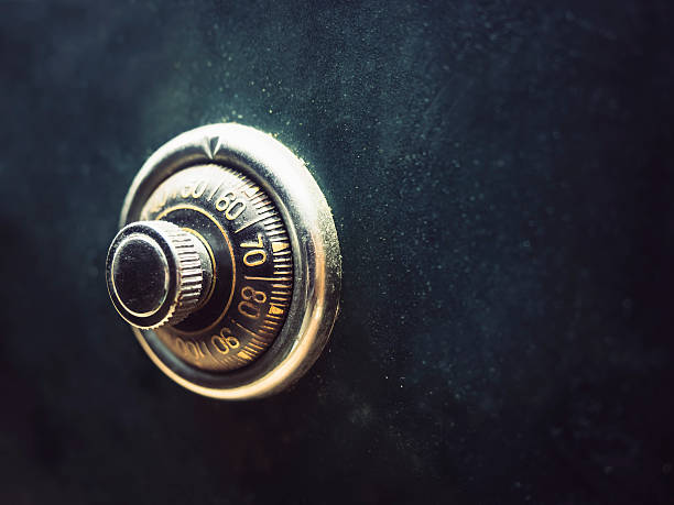 trava código de segurança no cofre do banco - safe vaulted door combination lock door - fotografias e filmes do acervo