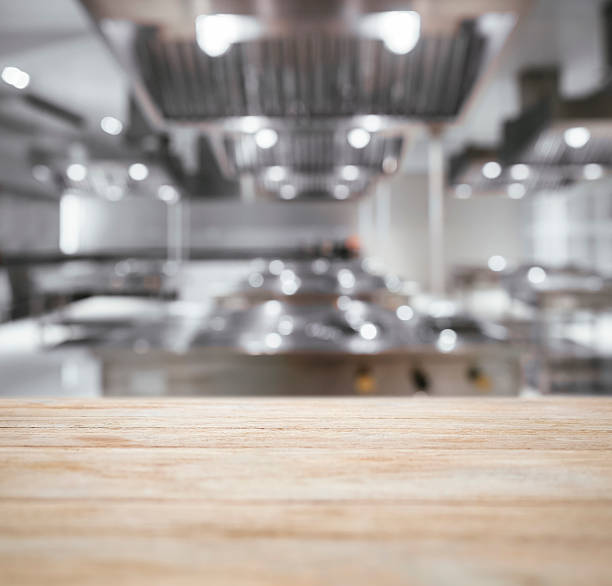 table top-theke mit hintergrund verschwommen küche - gewerbliche küche stock-fotos und bilder