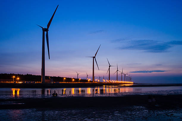 windturbinen des sonnenuntergangs - industry dusk night sustainable resources stock-fotos und bilder