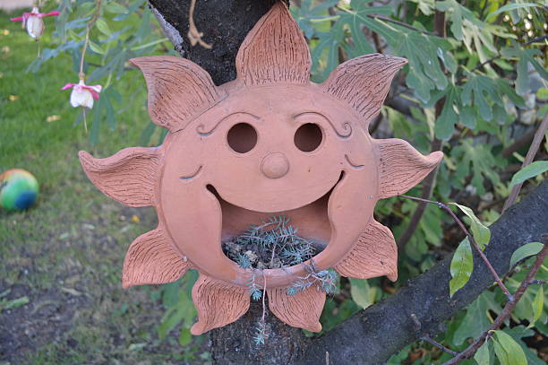 The sun of ceramics as an ornament for the garden.